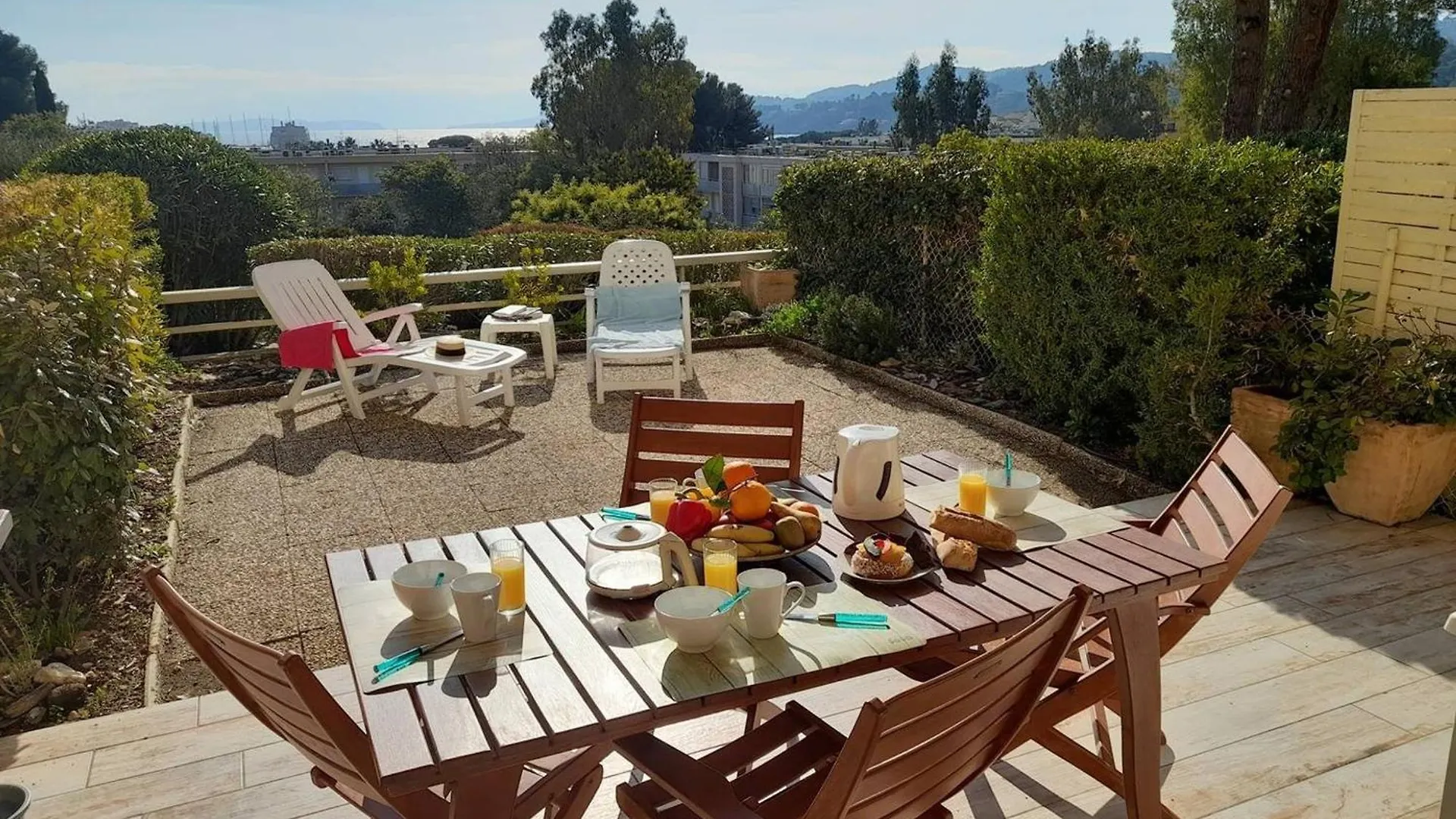 Location T2 Climatise, Proche Plage, Parking Privatif A Bormes-Les-Mimosas - Fr-1-251-747 contacts