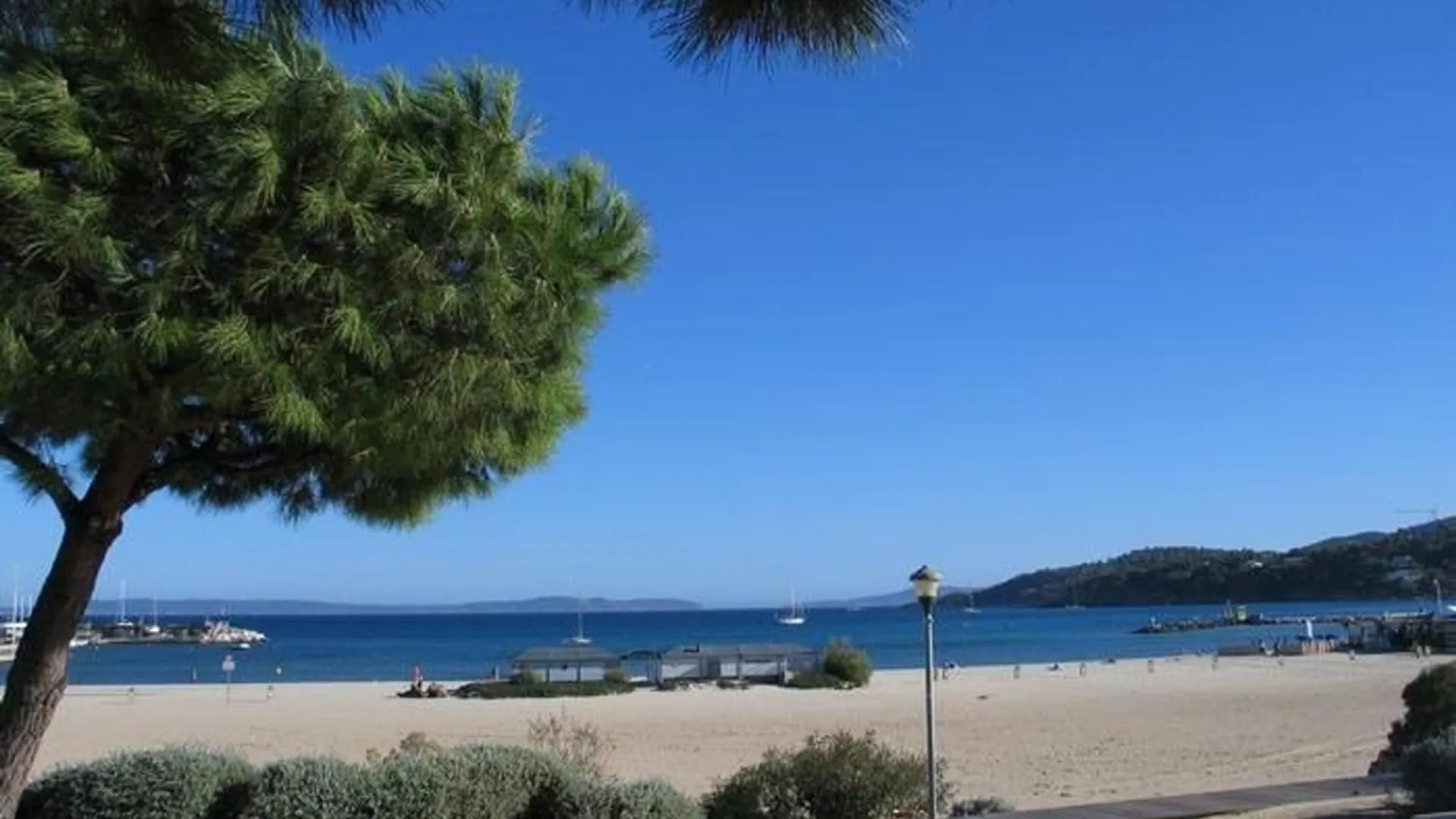 Location T2 Climatise, Proche Plage, Parking Privatif A Bormes-Les-Mimosas - Fr-1-251-747 0*,  France